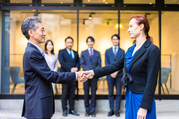 グローバルな契約を結ぶビジネスパーソン