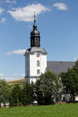 Kirche Frühling Gottesdienst blauer Himmel