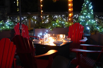 レストラン　焚火　暖をとる　屋外　ヒーター　炎　おしゃれ　テラス席　冬　テーブル