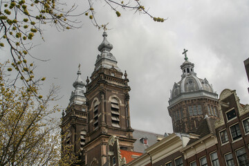 Fototapeta na wymiar La basílica de San Nicolás (holandés: Basiliek van de Heilige Nicolaas) está ubicada en el distrito Old Centre de Ámsterdam, Países Bajos. La fachada principal está flanqueada por dos torres y un rose