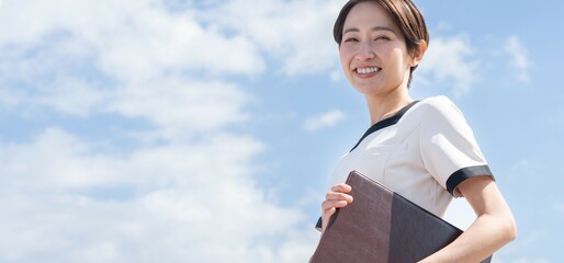 制服を着た女性