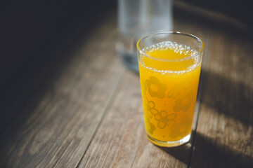 古民家の縁側で可愛いレトロなガラスのコップのオレンジジュース