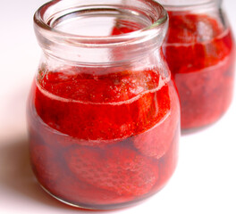 ガラス瓶に入れた手作りの苺ジャム、イチゴのコンフィチュール