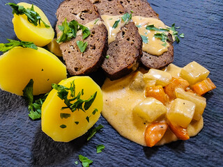 Traditionelle deutsche Küche Hackbraten mit Gemüse