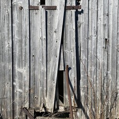 Alte, verwitterte Holzwand eines Schuppens