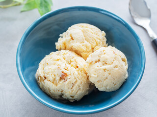 青い器に入ったナッツアイスクリーム
