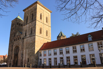 Fototapeta na wymiar Osnabrück; St. Petrus Dom (Westbau) vom Domhof gesehen