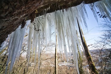Lange Eiszapfen auf dem Felsenweg im Stiftswald bei St. Arnual, Saarbrücken