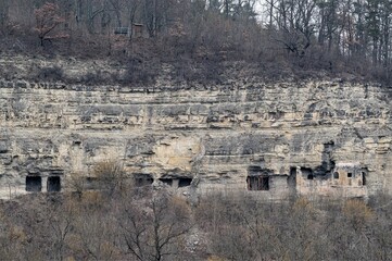 Die zwölf  Buchfarter Höhlen sind Teil einer historischen Felsenburg, mit deren Ausbau schon im 10. Jahrhundert begonnen wurde. Der Ort Buchfart liegt an der Ilm im Weimaer Land - Thüringen
