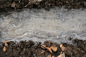 Die Natur als Künstler - Interessante Strukturen im Eis nach einer kalten Nacht