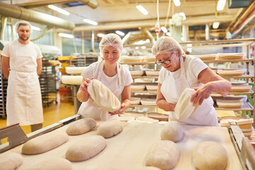 Bäcker Team beim Laib Brot backen in Großbäckerei