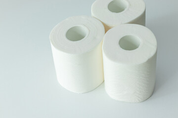 白い机の上に白いトイレットペーパー