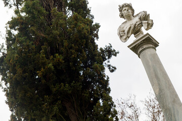 Estatua o Statue de El Duelo en una Columna o Column en el El Capricho, Alameda de Osuna, Madrid,...