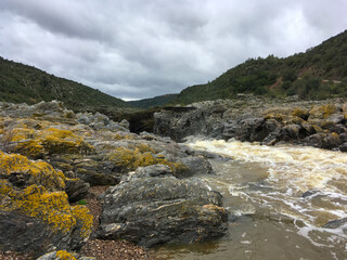 Naklejka na ściany i meble Cañón, rápidos y cascadas del río Guadiana en Mértola (Portugal) en el paraje natural conocido como el Salto del Lobo (en portugués: Pulo do Lobo). El Parque Natural del Valle del Guadiana.