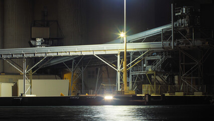 Zone portuaire à Port-La-Nouvelle, en pleine nuit.  De nombreux engins de chantiers circulent encore
