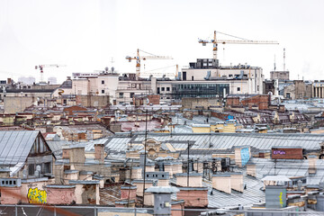 Вид на старинные крыши Санкт-Петербурга, пасмурным днем