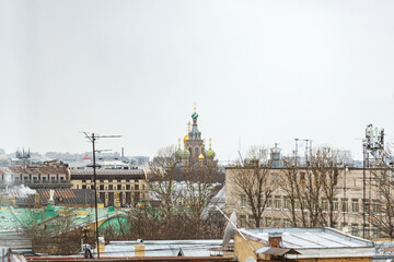 Fototapeta na wymiar Вид на старинные крыши Санкт-Петербурга, пасмурным днем