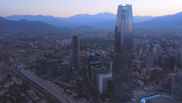 Tranquilo amanecer en ciudad de Santiago de Chile, cámara rápida. Buena manera de comenzar el día.