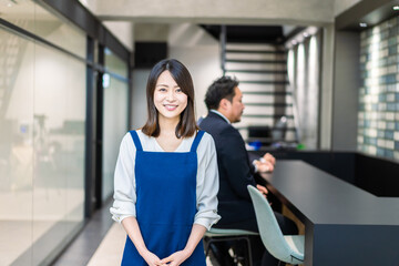 オフィスのカフェテリアで働く女性