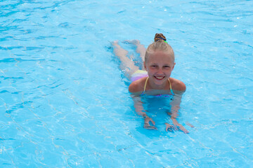Fototapeta na wymiar girl swimming in the pool