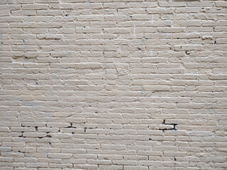 Muro de ladrillo pintado de blanco