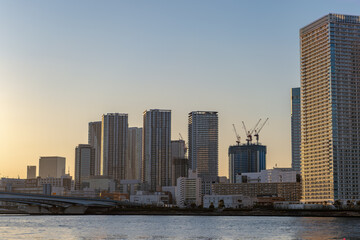 Obraz premium 東京都江東区豊洲から見た夕方の都市景観