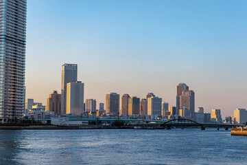 Fototapeta premium 東京都江東区豊洲から見た夕方の都市景観