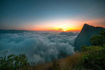 Obraz premium Breath-taking sunrise view over the mountains with foggy landscape shot from Munnar Kolukkumalai, Indian Travel and tourism image