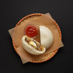 Ban bao with noodles and egg