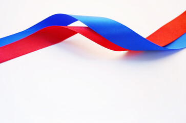 出会い寄り添う青いリボンと赤いリボン　平行