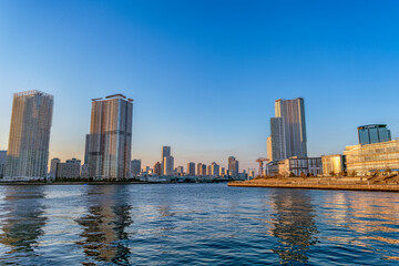 Obraz premium 東京都江東区豊洲の夕方の都市景観