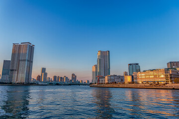東京都江東区豊洲の夕方の都市景観