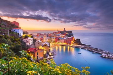Zelfklevend Fotobehang Liguria Vernazza, La Spezia, Ligurië, Italië in Cinque Terre