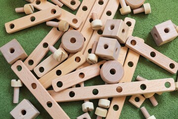 木製のボルトやナットで組み立てる玩具
