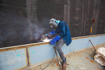 Welding male worker metal is part foam dam of machinery plate roof tank beam construction smoke