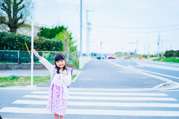道路を横断する小さな女の子