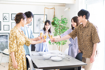 乾杯をする若い男女 © maroke