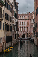 Obraz na płótnie Canvas Kanal mit Gondeln in Venedig 