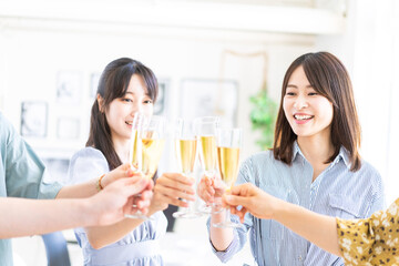 乾杯をする若い男女 © maroke