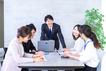 オフィスで仕事をするビジネスパーソン