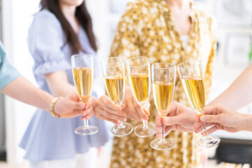 パーティーで乾杯をする若い男女