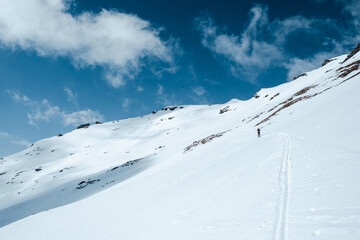 Fototapeta na wymiar Sci alpinista in salita verso il Tällihorn, canton Grigioni, Svizzera