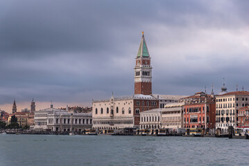 Obraz premium Blick auf Venedig, Markusplatz mit Dogenpalast und Markusturm im Abendlicht