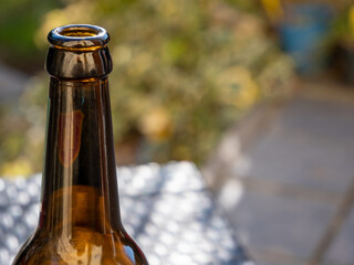 Flasche Bier auf Unscharfen Hintergrund