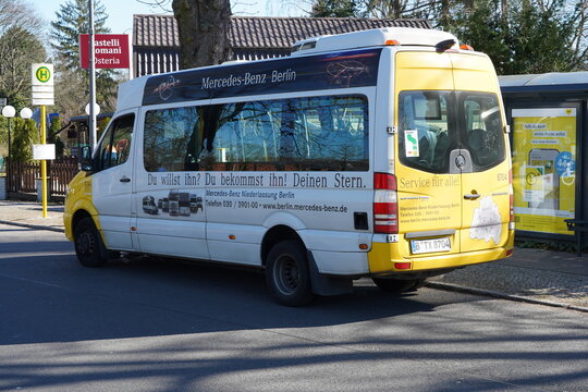 BVG Sammeltaxi, Mercedes-Benz Minibus an einer Haltestelle der Berliner Verkehrsbetriebe, Berlin, 08.03.2022