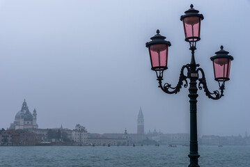 Fototapeta na wymiar Venezianische Straßenlaterne in Giudecca mit Blick auf San Marco