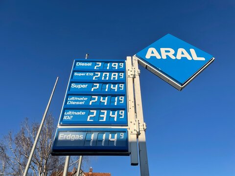 spritpreis anzeige an einer aral tankstelle