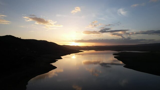 atardecer fantastico en lago espejo