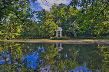 Pavillon am Teich im Schlosspark Lützschena, Leipzig, Sachsen