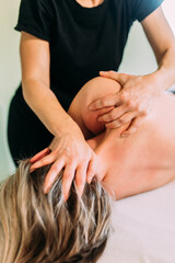 Fototapeta na wymiar Therapeutin massiert den Nacken einer Frau mit Streckung